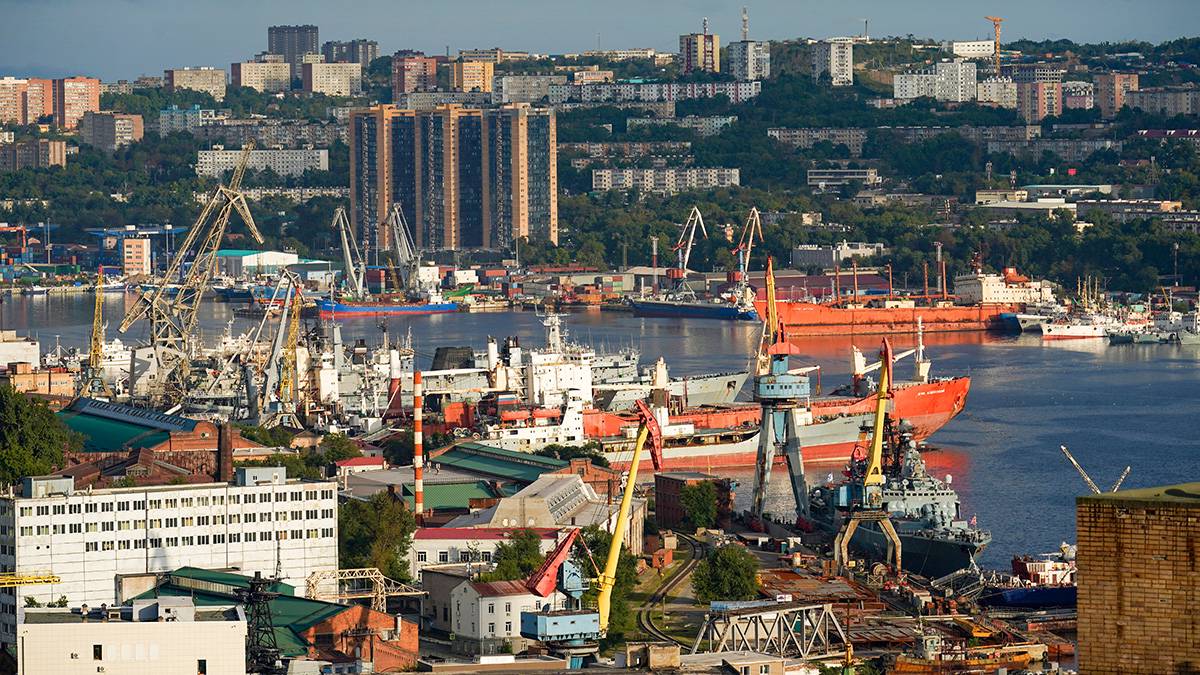 Единственное в мире судно снабжения ледового класса загорелось во Владивостоке 
