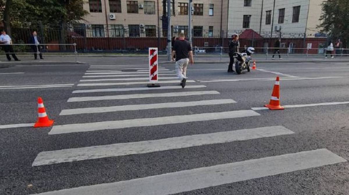 Мотоциклист сбил пешехода на зебре на востоке Москвы