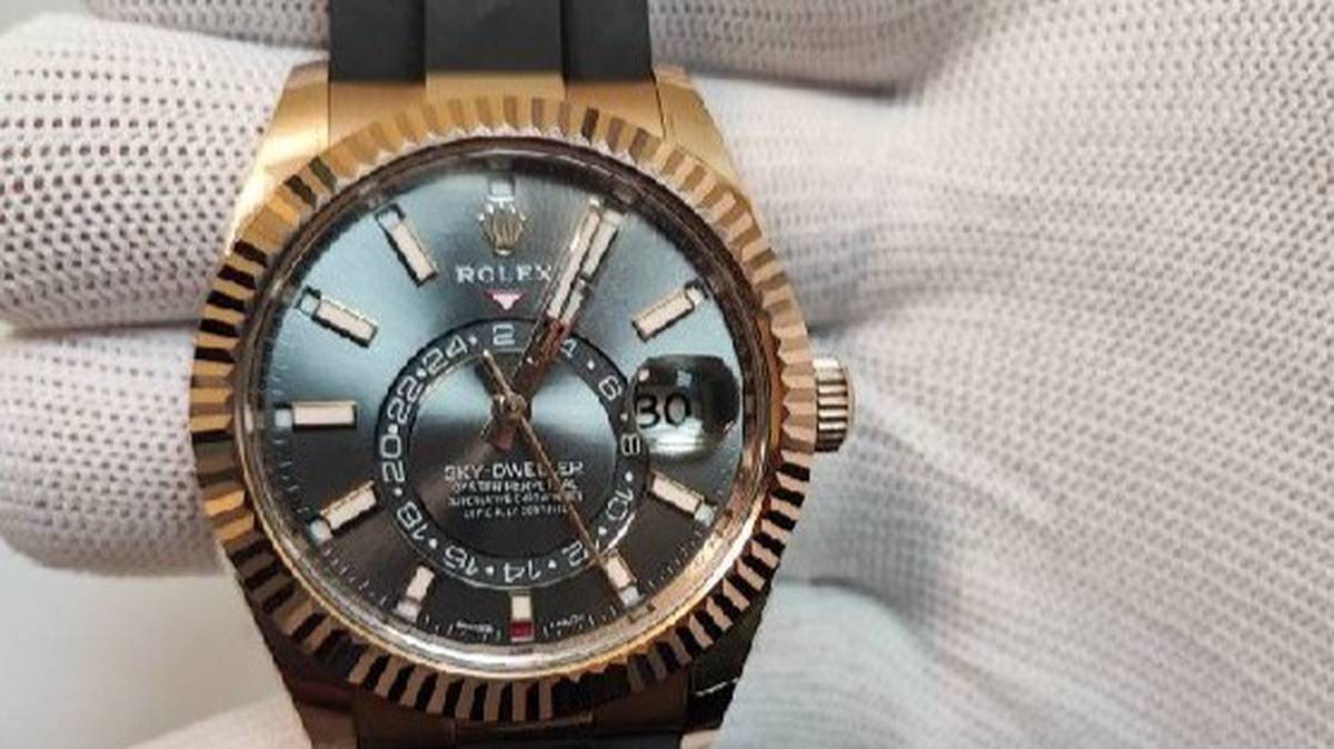 Пассажир из Баку пыталась незаконно ввезти в Россию часы Rolex