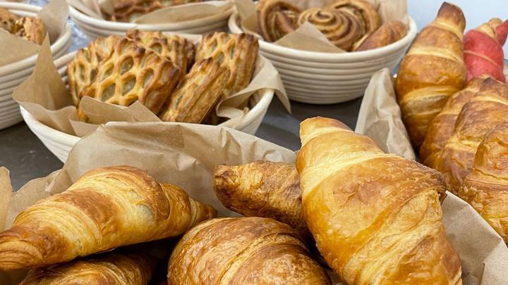 Технологам Мираторга удалось добиться идеального состава слоеного теста, чтобы круассаны получались воздушными, хрустящими и были достойными конкурентами своим «парижским собратьям»