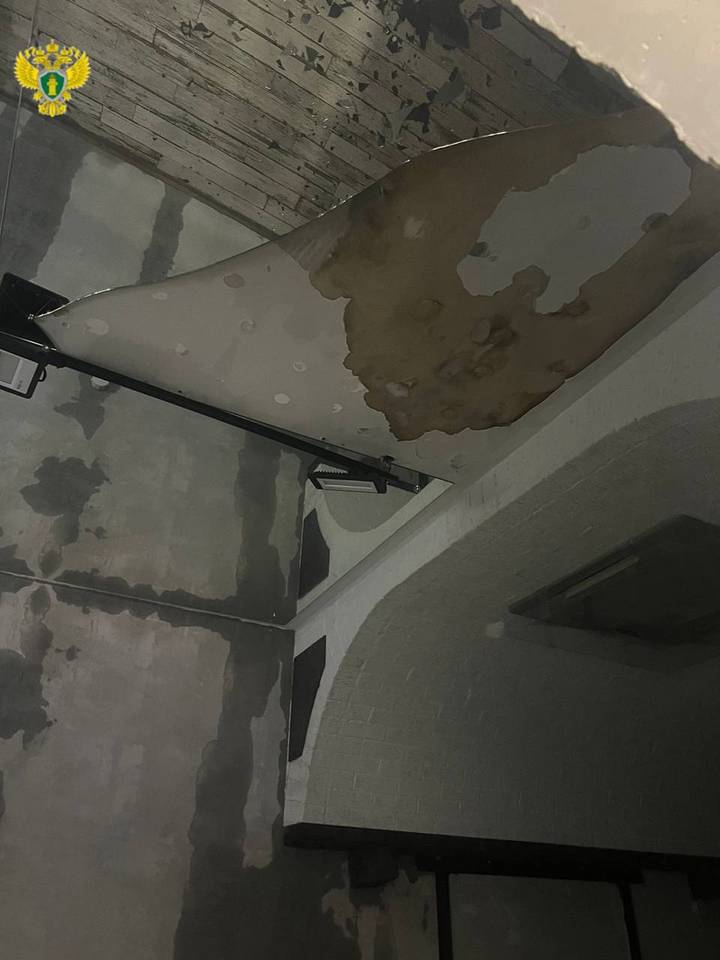 Зеркало упало на посетительницу салона красоты на улице Гвоздева