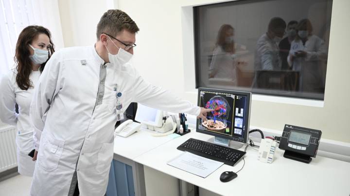 Заведующая отделением лучевой диагностики Маргарита Радутная и заместитель директора, руководитель НИИ реабилитологии им. проф. Пряникова, кандидат медицинских наук Алексей Яковлев