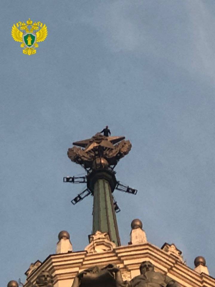 Несколько человек забрались на пик высотки на Котельнической набережной