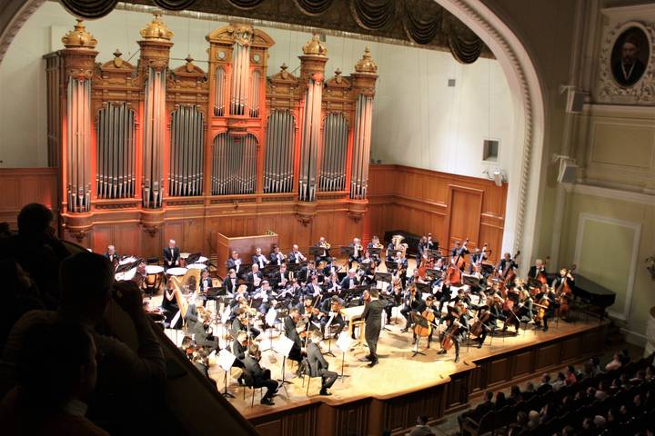 Константин Чудовский: Дирижерская палочка мешает выражать эмоции