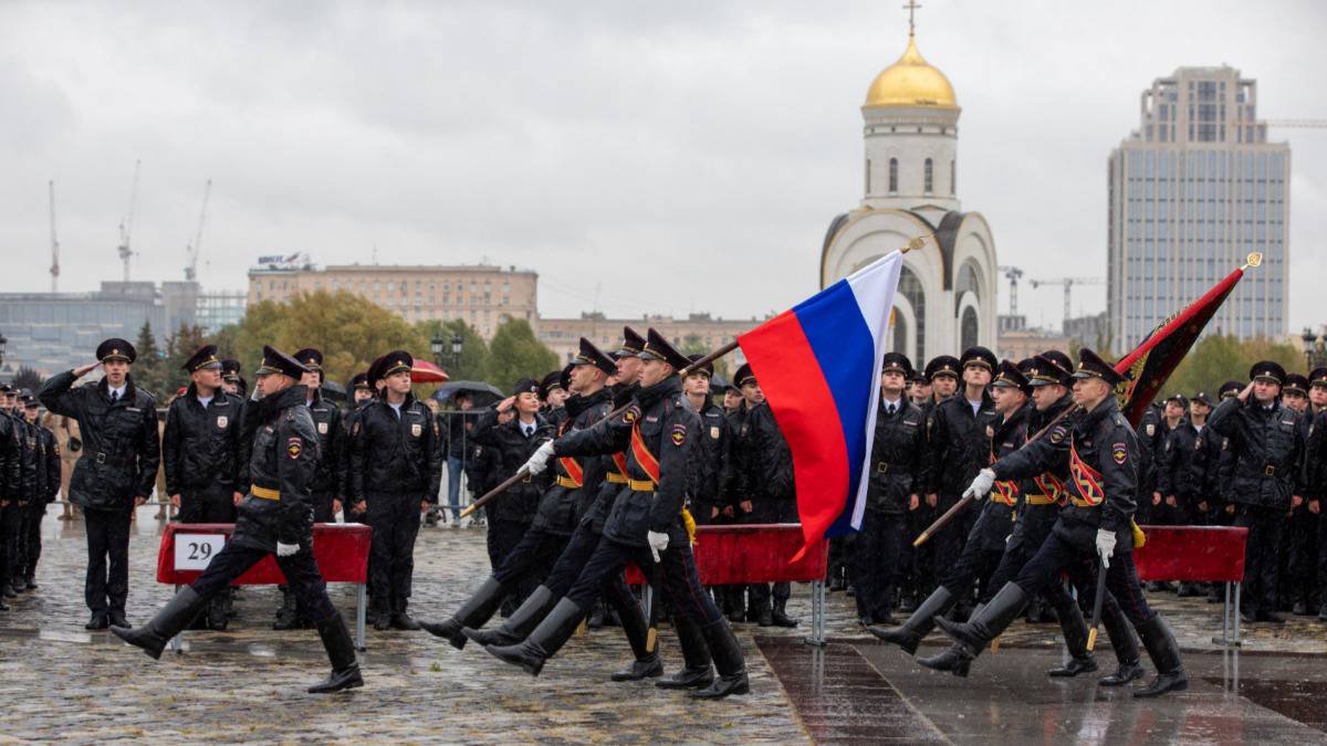 Свыше 900 курсантов университета МВД России приняли присягу у стен Музея Победы