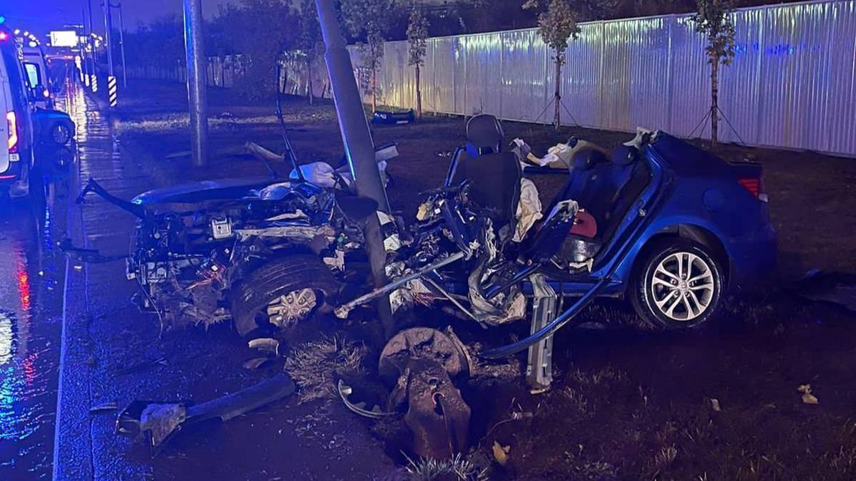 Мужчина погиб, протаранив автомобилем столб освещения на западе Москвы