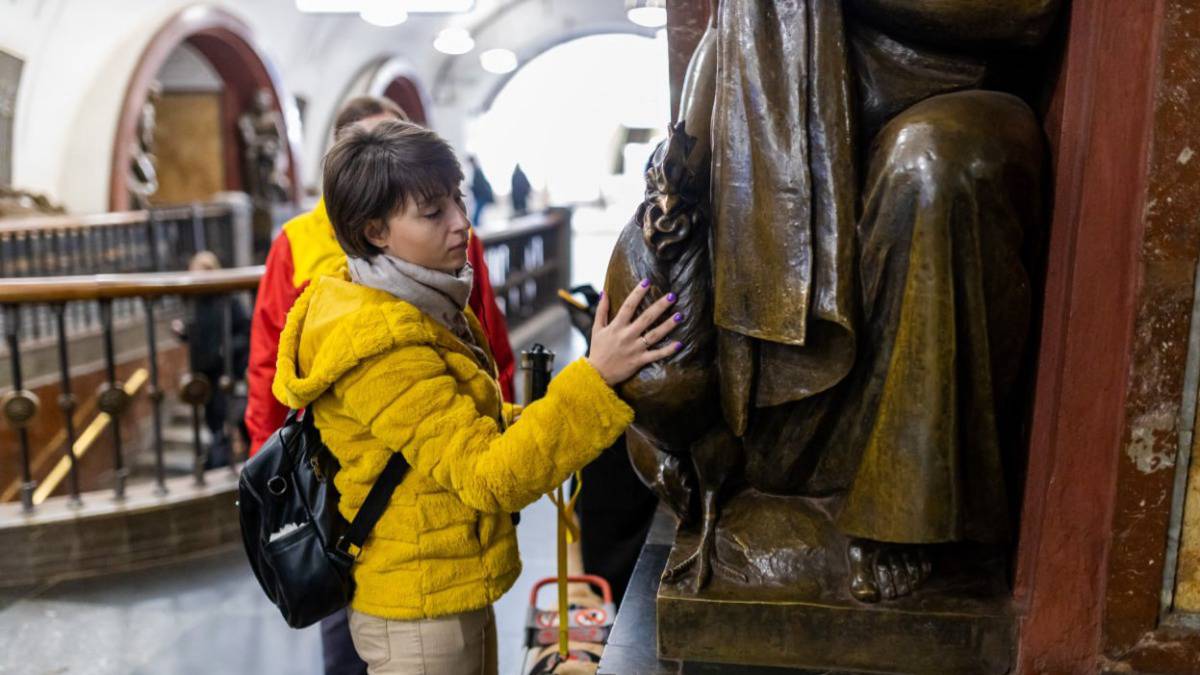 Экскурсия для незрячих и слабовидящих пассажиров прошла в московском метро
