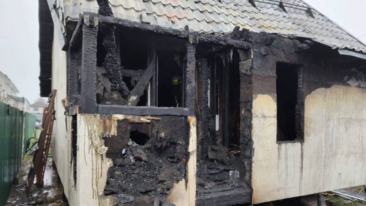 По факту пожара в частном доме в подмосковных Мытищах возбуждено уголовное дело