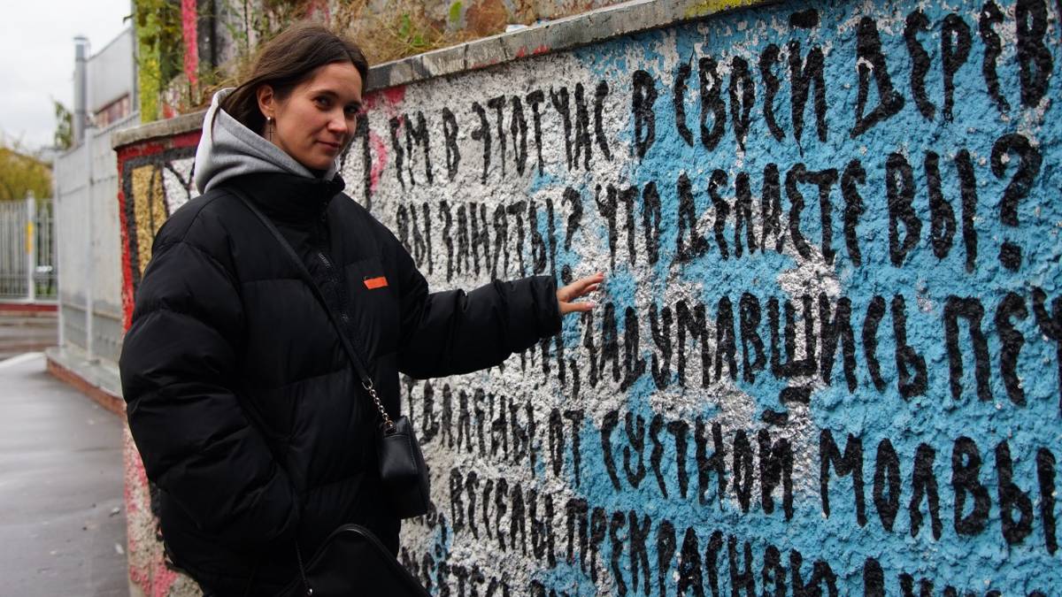 А на заборе написано: уличный художник СидЪ украшает стены цитатами классиков