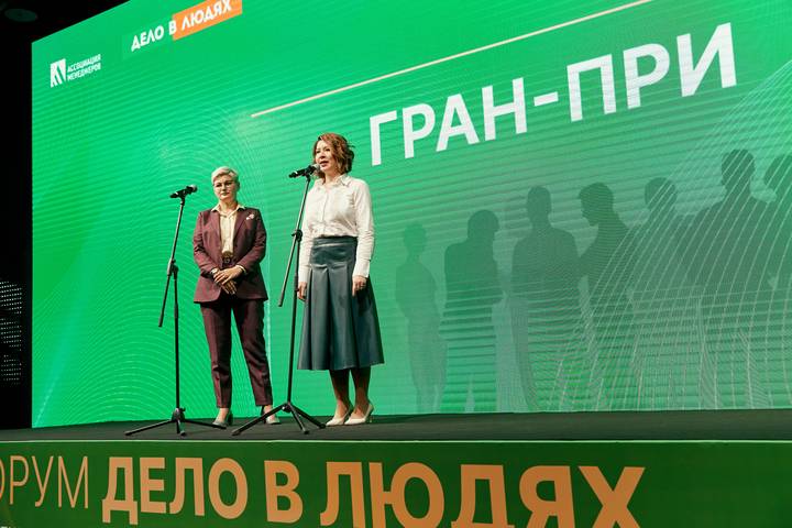Заместитель генерального директора по закупочной деятельности и юридическому сопровождению АО «Редакция газеты «Вечерняя Москва» Анна Новикова и заместитель исполнительного директора по развитию клиентского сервиса и аналитики Ассоциации менеджеров Екатерина Киндрук.
