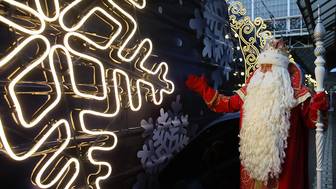 Поезд Деда Мороза проехал по Москве перед отправкой в новогоднее путешествие