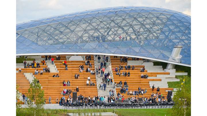 «Стеклянная кора» — крупнейшая в мире светопрозрачная конструкция, которая накрывает прогулочную зону и амфитеатр на крыше Московского концертного зала / Фото: АО «Мосинжпроект»