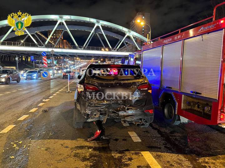 Водитель автомобиля BMW разбился на Варшавском шоссе в Москве: видео с камеры наблюдения