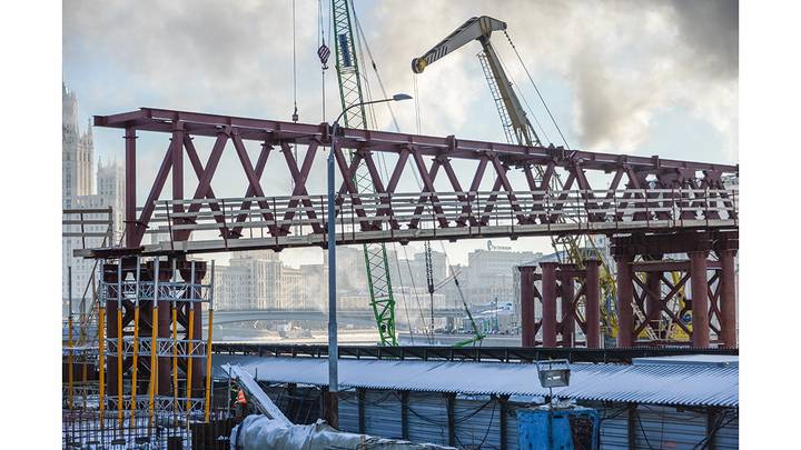Строительство Парящего моста в парке «Зарядье» / Фото: АО «Мосинжпроект»