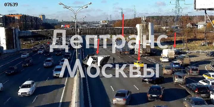 Два автомобиля столкнулись на внешней стороне 88-го километра МКАД