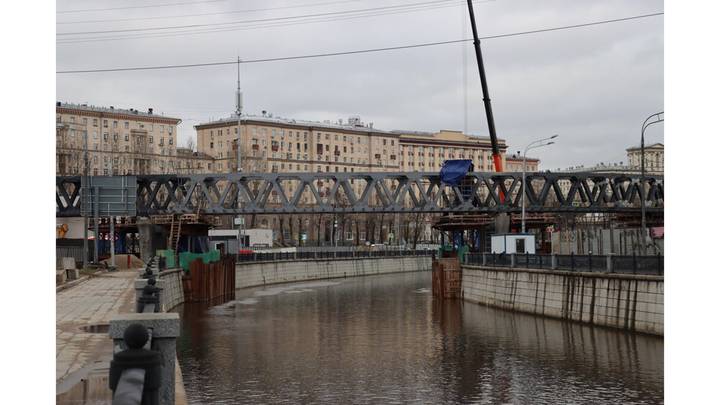 Строительство пешеходного моста через реку Яузу / Фото: АГН Москва