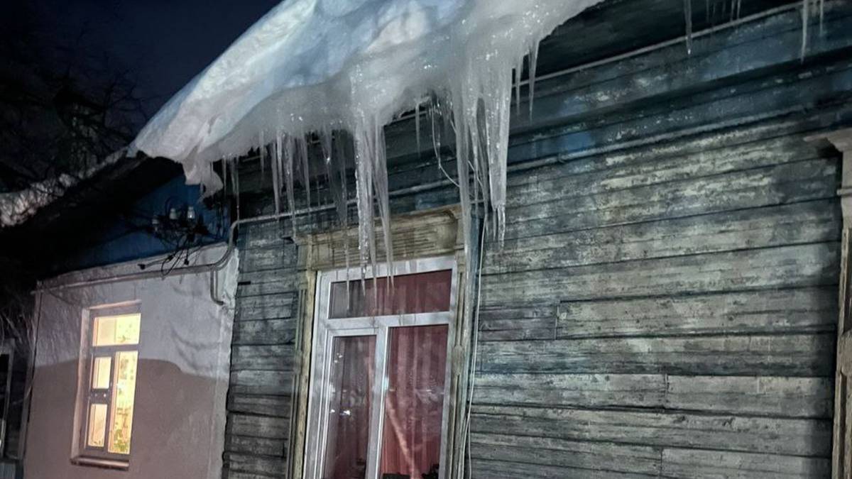 Ребенок погиб из-за схода снега с крыши дома в Калужской области