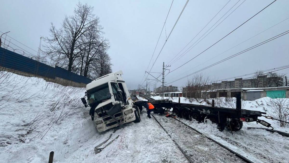 Поезд столкнулся с грузовиком в подмосковном Домодедове