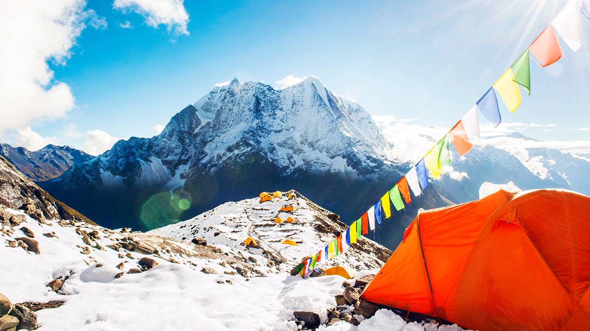 Гора-убийца: чем альпинистов так манит Эверест и почему многие там погибают