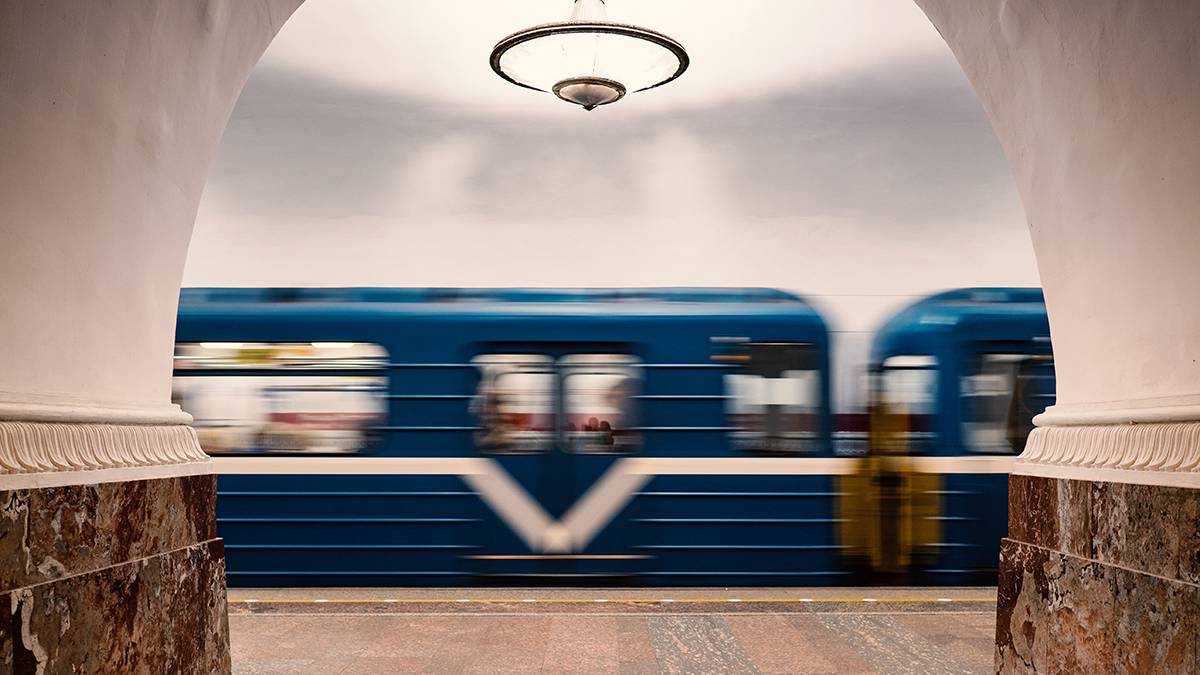 Упавший под поезд в петербургском метро мужчина скончался в больнице