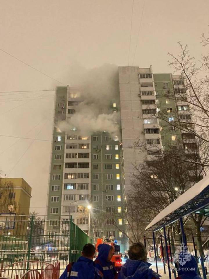 Двое детей и взрослый переданы медикам после пожара в жилом доме в центре Москвы