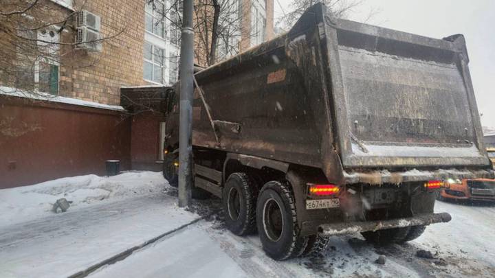 Грузовик врезался в дерево около здания в Бумажном проезде