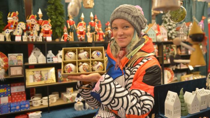 Продавец новогодних украшений Юлиана Титкова на фестивале «Путешествие в Рождество»