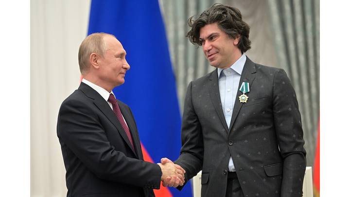 Президент РФ Владимир Путин и ректор Академии русского балета имени А. Я. Вагановой Николай Цискаридзе, награжденный орденом Дружбы, на церемонии вручения государственных наград в Екатерининском зале Кремля, 2019 год / Фото: РИА Новости  Президент РФ Владимир Путин и ректор Академии русского балета имени А. Я. Вагановой Николай Цискаридзе, награжденный орденом Дружбы, на церемонии вручения государственных наград в Екатерининском зале Кремля, 2019 год / Фото: РИА Новости
