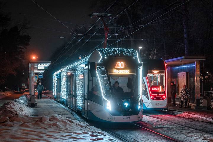 Необычный «вязаный» поезд вышел на рельсы станции «Краснопресненская» Московского метро