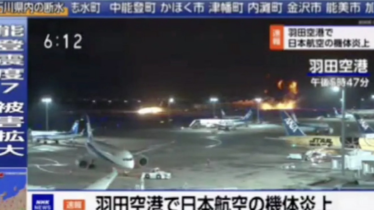 Самолет японской авиакомпании загорелся при посадке в Токио
