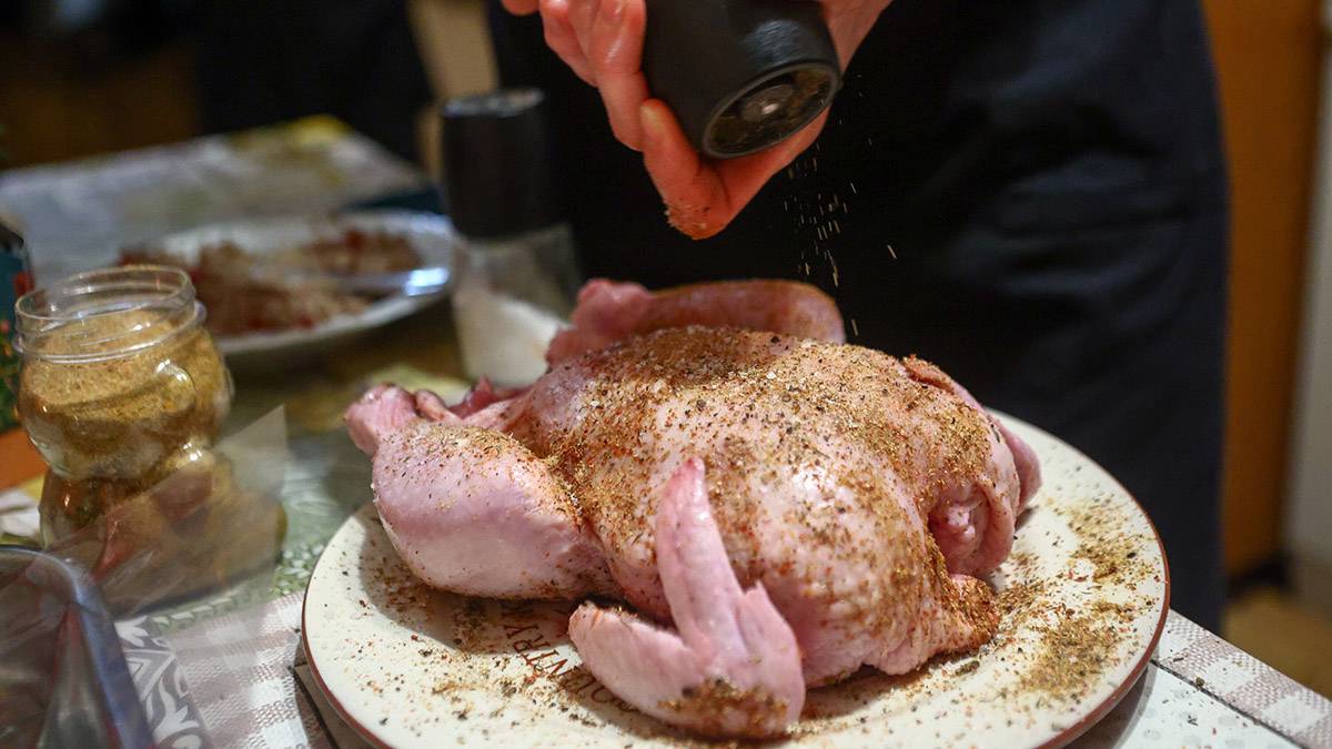 Эксперты рассказали, как очистить мясо покупной птицы от антибиотиков дома