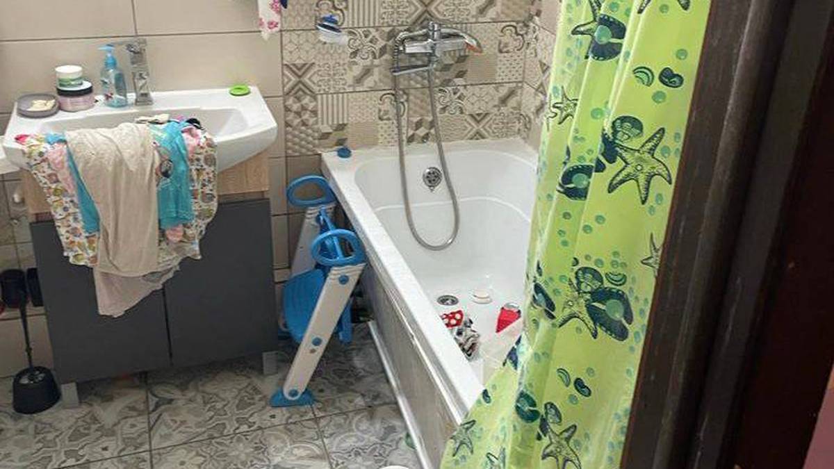 Двухлетний ребенок погиб в ванной, оставшись без матери дома в ТиНАО