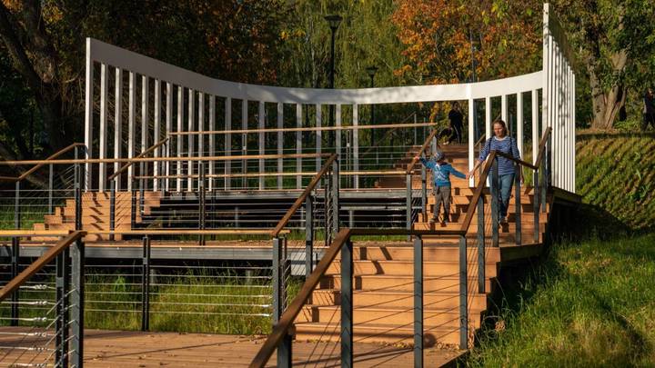 Новую парадную лестницу обустроили в парке «Яуза» Новую парадную лестницу обустроили в парке «Яуза»