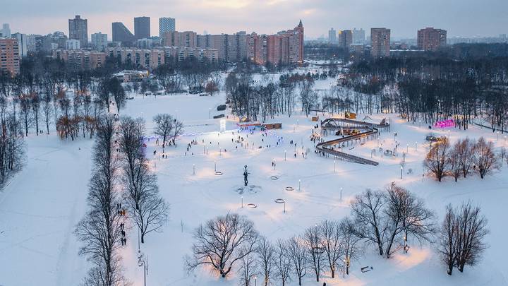 Зимние забавы с культурным подтекстом: какие катки, лыжные трассы и горки находятся вблизи интересных мест Москвы