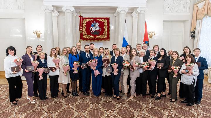 Сергунина наградила столичных добровольцев знаками отличия «Волонтер Москвы»