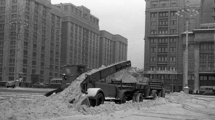 Коммунальные службы убирают снежные заносы