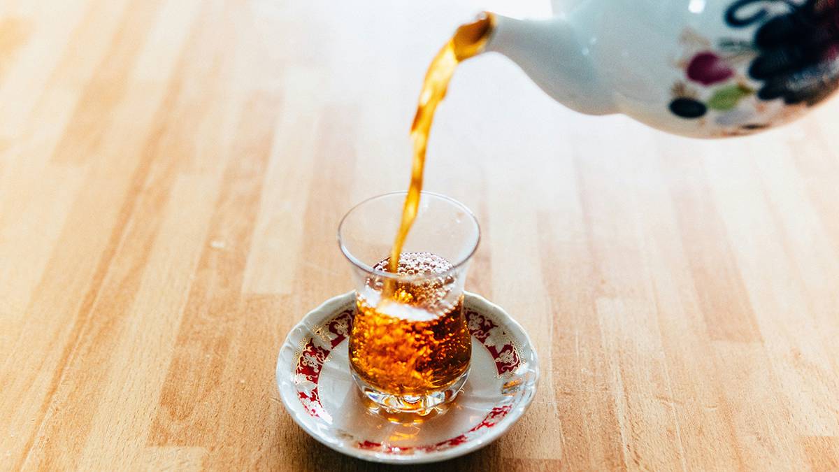 Эксперт Белоусов рассказал, какой чай лучше пить перед сном