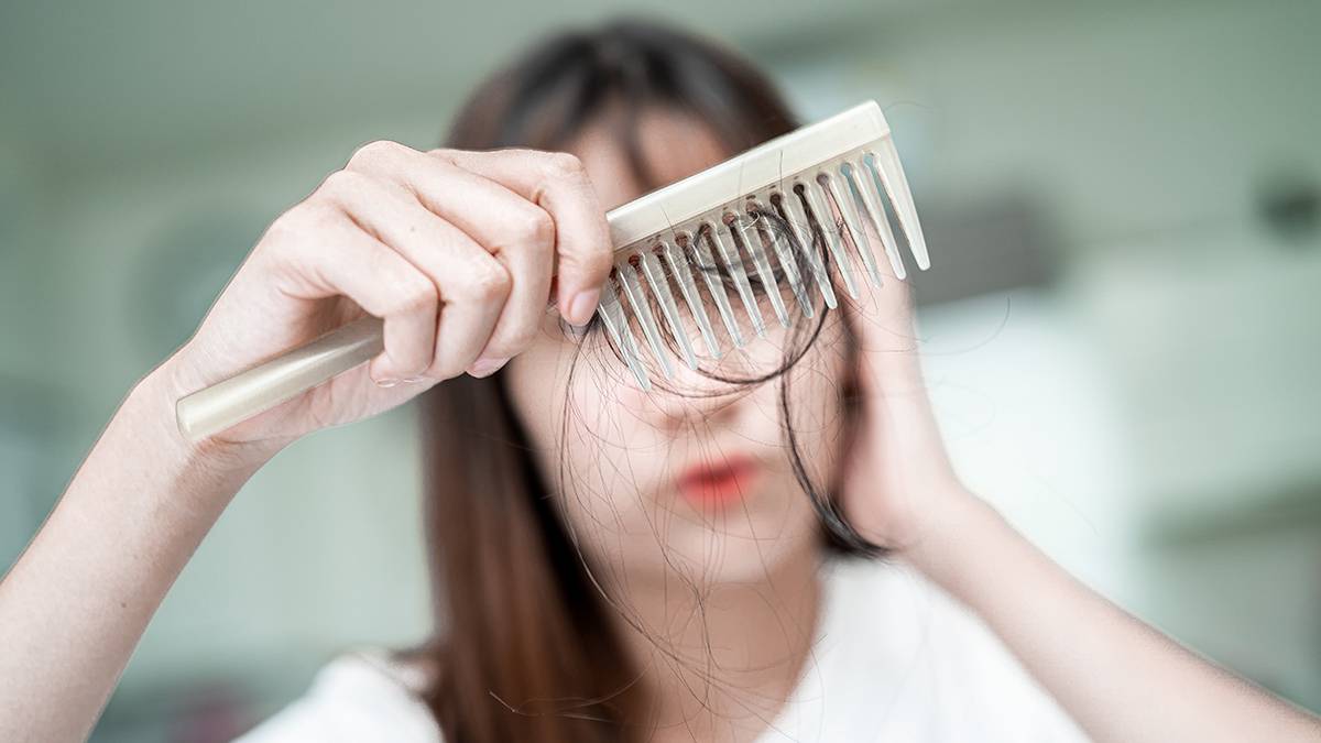 Трихолог Мызникова назвала самые распространенные причины выпадения волос 