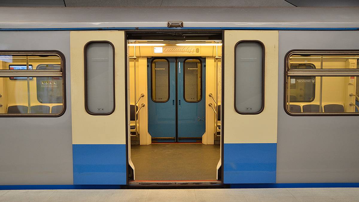Движение на Калининской линии метро восстановили после падения человека на пути