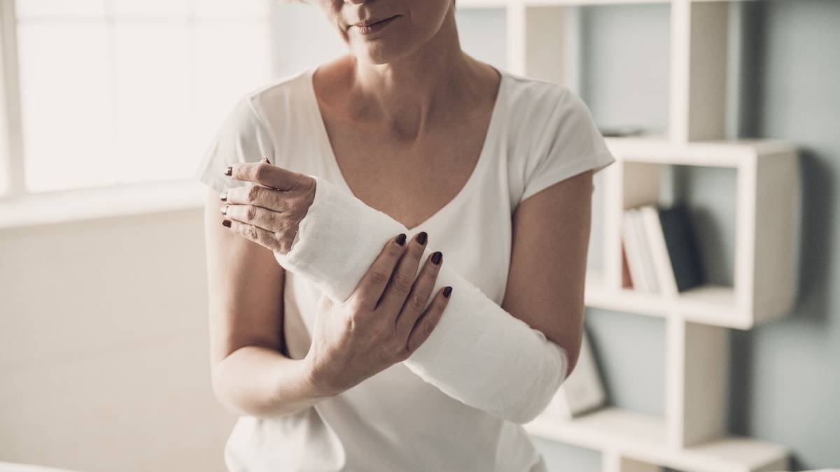 «Перелом при подъеме сумки»: чем опасен постменопаузальный остеопороз
