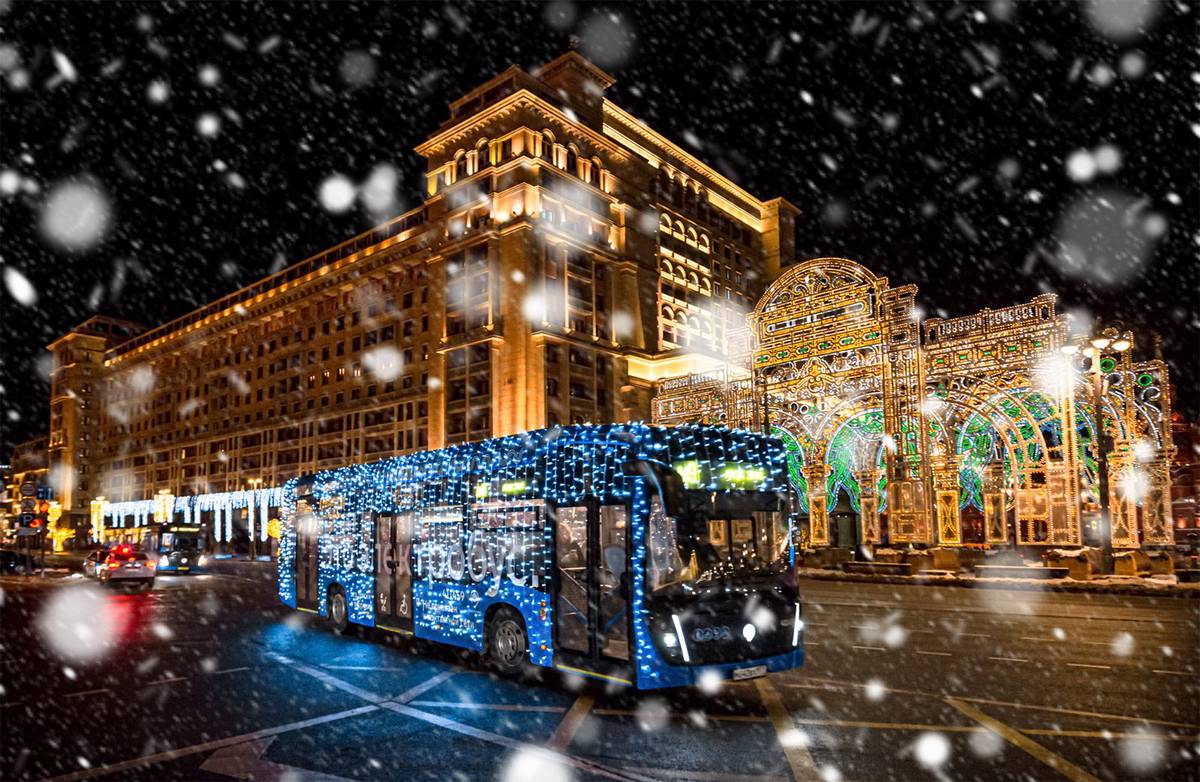 Москвичи выбрали лучшие фотографии украшенных к Новому году автобусов