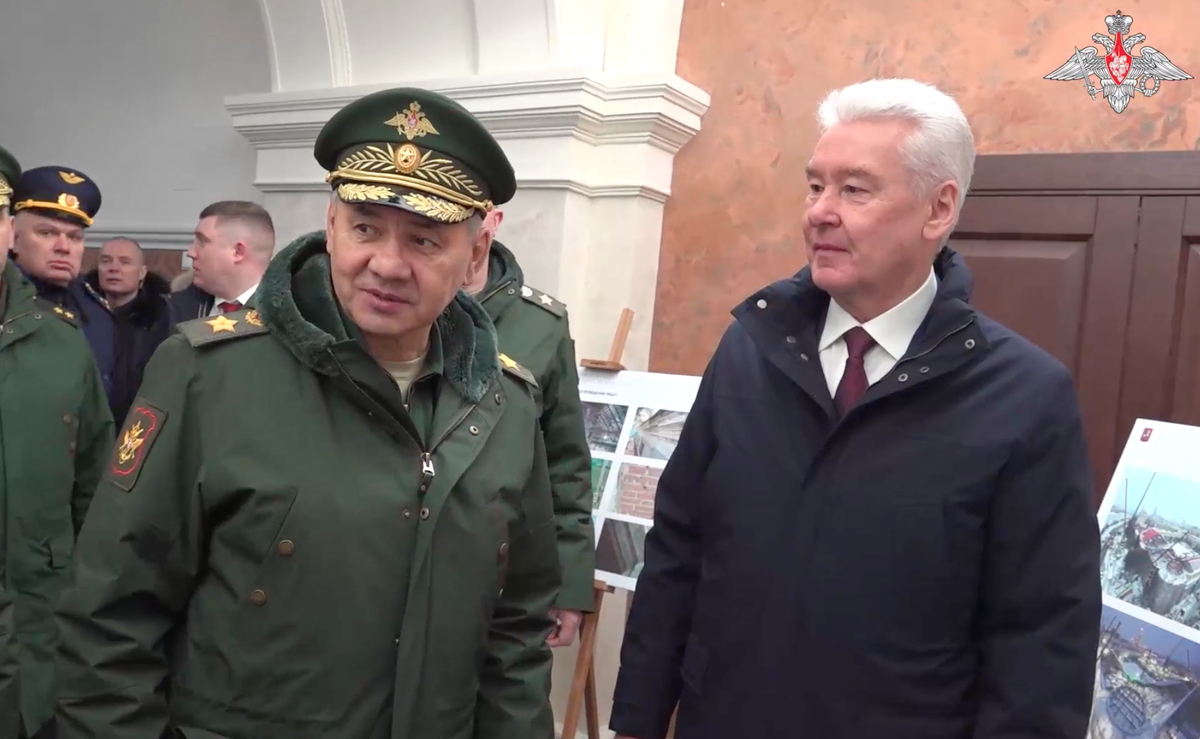 Собянин и Шойгу осмотрели отреставрированное здание штаба Московского военного округа