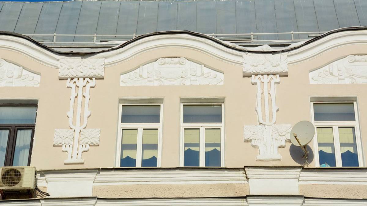 Специалисты капитально отремонтировали 18 домов с картушами в Москве