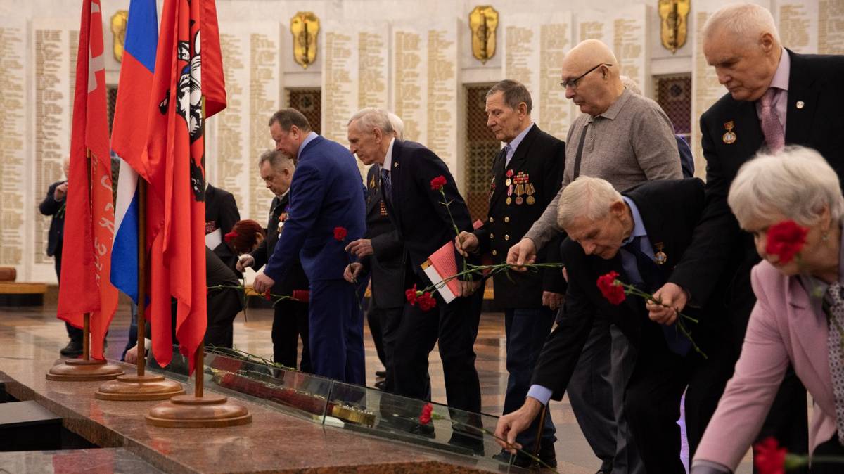 Около 200 московских ветеранов возложили цветы в Музее Победы 