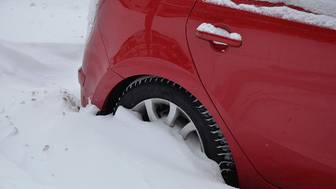 Как освободить автомобиль от снега