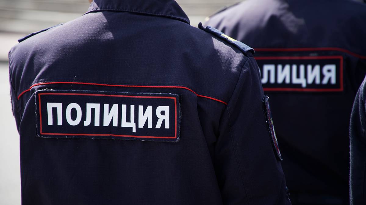 СМИ: Отдел полиции в Москве окружили из-за сбежавшей из дома чеченской девушки