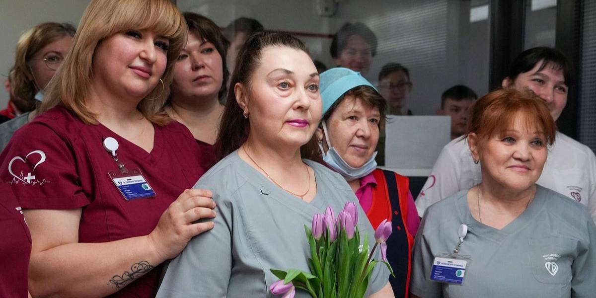 Сотрудниц и пациенток московских больниц поздравили с 8 Марта