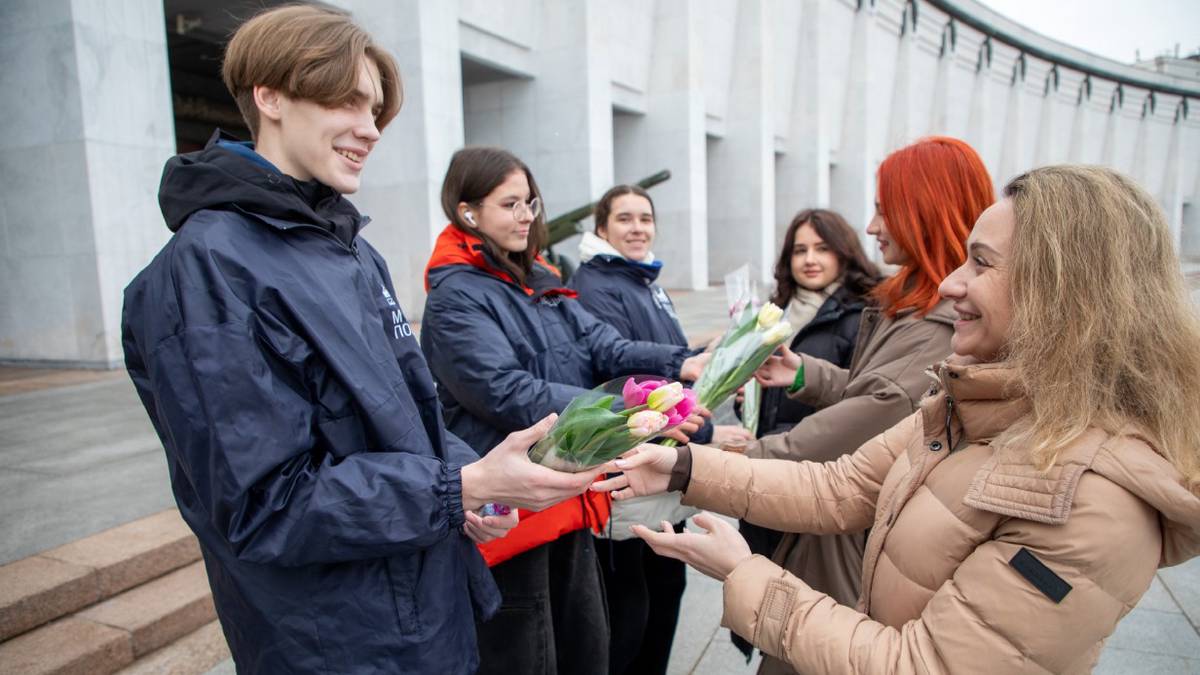 Посетительницам Музея Победы 8 марта вручили больше 500 тюльпанов