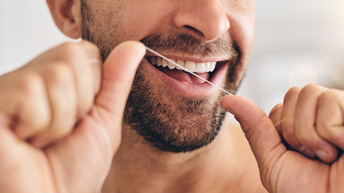 Врач Шаргородский предупредил об опасности зубной нити для зубов