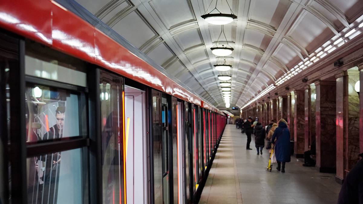 Мужчина поссорился со знакомой и столкнул ее под поезд в московском метро